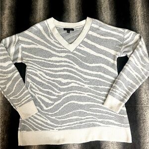 Banana Republic White and Gray V-Neck Sweater